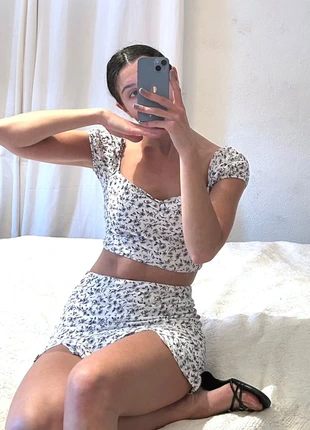 Pull & Bear cute summer floral two-piece set crop top and skirt size M, marca: Pull & Bear, estado: Novo sem etiquetas, tamanho: M / 38 / 10, €15.00, €16.45 inclui Proteção do Comprador