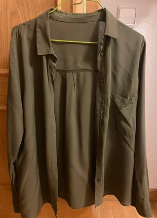 Blusa verde caqui, brand: Pull & Bear, condizioni: Ottime, taglia: S / IT 40 / EU 36, €3.00, €3.85 include la Protezione acquisti