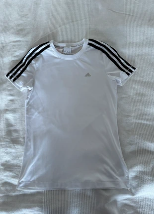 Adidas Sport Tshirt mit Streifen, marque: adidas, état: Très bon état, taille: XS / 34 / 6, 6,00 €, 7,00 € Protection acheteurs incluse
