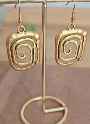 créoles dorées originales en spirale ultra tendance + pochette offerte, merk: L'instant Bijoux, staat: Nieuw met prijskaartje, € 14,90, € 16,35 inclusief Kopersbescherming