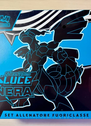 Pokemon: Set Allenatore Fuoriclasse Luce Nera (Scarlatto e Violetto), marque: Pokémon, état: Neuf sans étiquette, 84,90 €, 89,85 € Protection acheteurs incluse