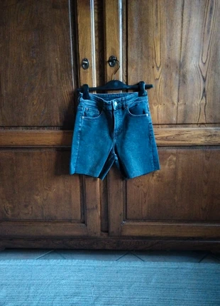 Pantaloncini di jeans al ginocchio neri, marque: H&M, état: Très bon état, taille: M / 38 / 10, 1,50 €, 2,28 € Protection acheteurs incluse