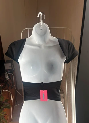 open back crop top, marque: edikted, état: Neuf avec étiquette, taille: XS / 34 / 6, 12,00 €, 13,30 € Protection acheteurs incluse