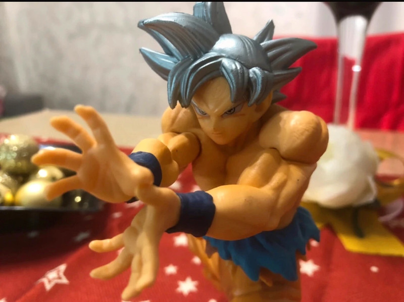 Action figure Goku Ultra Istinto Dragon Ball Super 3