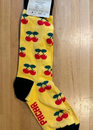 🍒 Chaussettes Jimmy Lion x Pacha Ibiza - Jaune Cerises - Taille 41-46 (US 8-12), merk: Jimmy Lion, staat: Nieuw met prijskaartje, maat: M | 43–46, € 5,00, € 5,95 inclusief Kopersbescherming