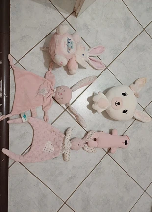 4 Lapins (dont un lapin Kaloo) et un ours, marque: Kaloo, état: Bon état, taille: Prématuré, jusqu'à 44cm, 6,00 €, 7,00 € Protection acheteurs incluse