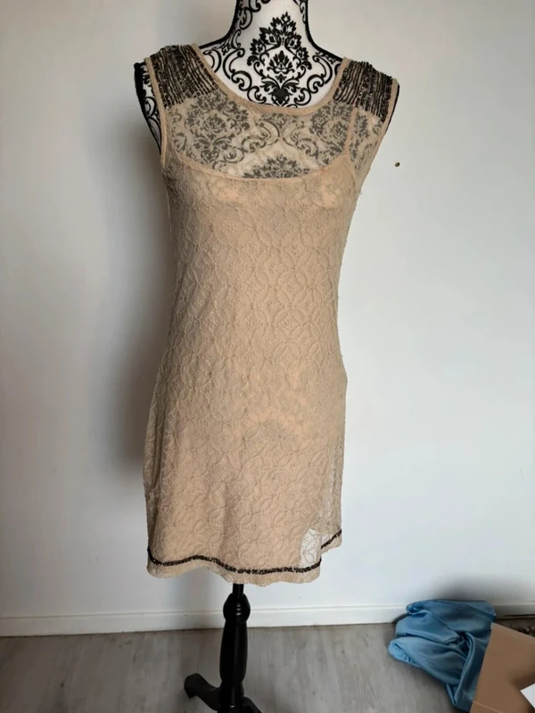 Petite robe en dentelle doublée taille 36