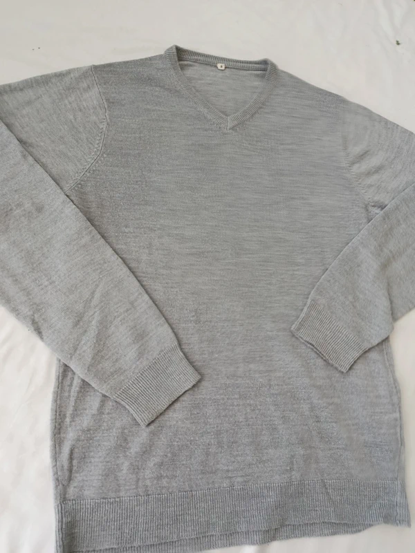 Joli pull col V gris coupe large femme taille M. Tout doux - photo numéro 2