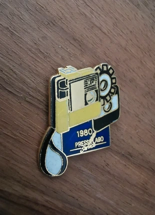 Pin's 1980 Press Labo Servive , marque: Vintage, état: Très bon état, 3,00 €, 3,85 € Protection acheteurs incluse