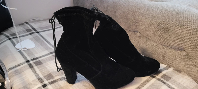 Black velvet slouch heeled boots Vinted