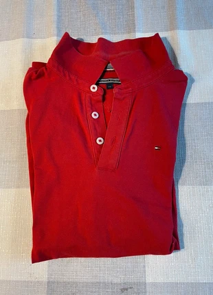 Rode polo van Tommy Hilfinger maat 176, merk: Tommy Hilfiger, staat: Heel goed, maat: 16 jaar / 176 cm, € 5,00, € 5,95 inclusief Kopersbescherming