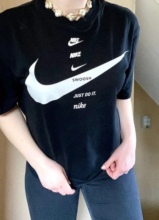 Nike Shirt mit auffälligem Logodesign, marque: Zara, état: Neuf sans étiquette, taille: S / 36 / 8, 20,00 €, 21,70 € Protection acheteurs incluse