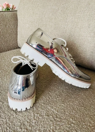 Chaussures Argentées à Lacets – Effet Miroir & Style Assuré | T39, merk: The Shoes, staat: Goed, maat: 39, € 5,50, € 6,48 inclusief Kopersbescherming