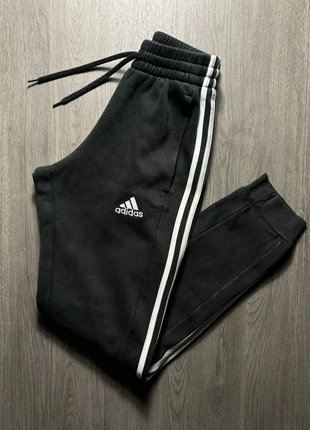 Jogging Adidas Taille XS noir logo brodé blanc (S105), marque: adidas, état: Très bon état, taille: XS / 34 / 6, 20,00 €, 21,70 € Protection acheteurs (Pro) incluse