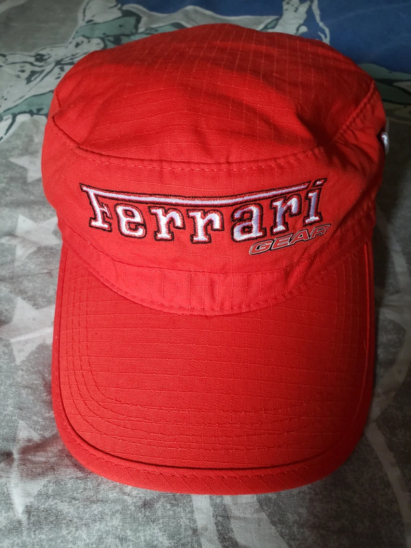 Gorra Ferrari V8