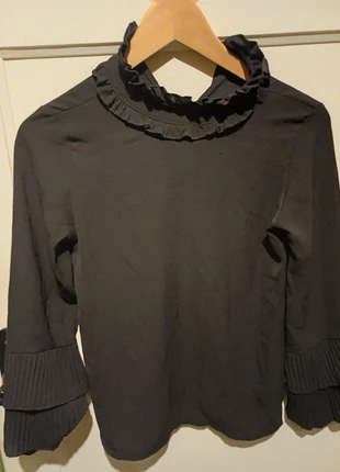 Zwart blousje, staat: Heel goed, maat: 11 jaar / 146 cm, € 4,00, € 4,90 inclusief Kopersbescherming