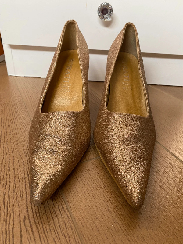 Decollete dorate sales