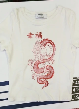 Maglietta Bershka crop top con drago rosso, marque: Bershka, état: Neuf sans étiquette, taille: XS / 34 / 6, 2,00 €, 2,80 € Protection acheteurs incluse