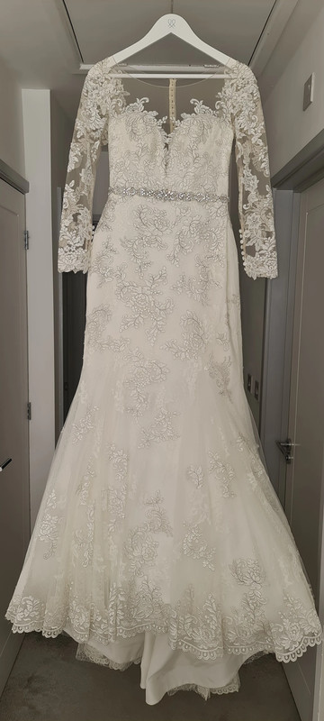 Anna Sorrano Ivory Lace Wedding Dress. Size 10. Never Worn.