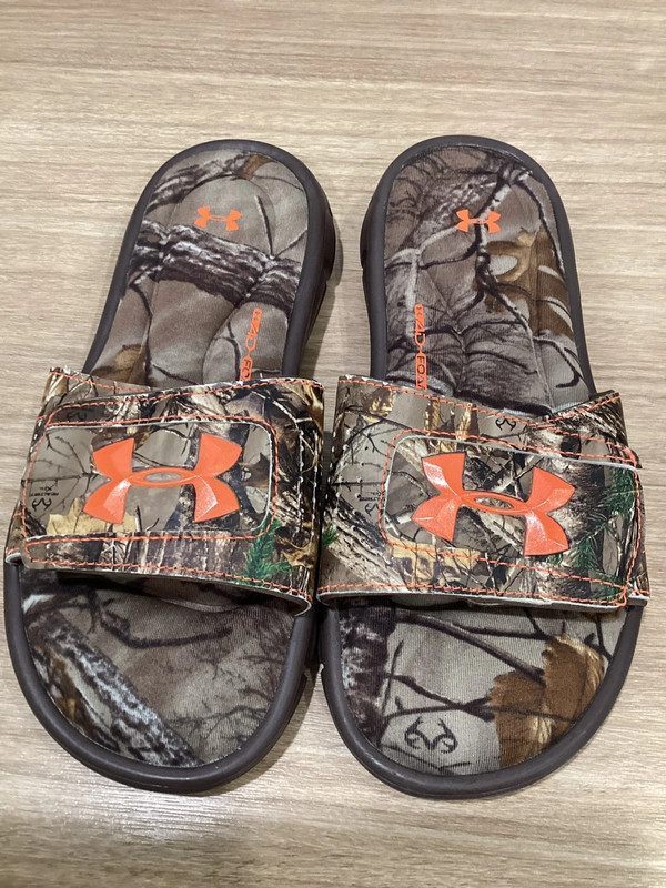 Under Armour foam slides 4y 5