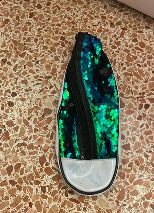 Sequin Shoe-Shaped Pencil Case – Fun & Functional (by Tiger), brand: Tiger, condizioni: Buone, €2.00, €2.80 include la Protezione acquisti