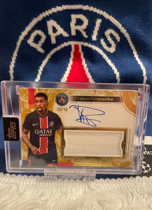 2024/25 Topps Exhibition PSG Presnel Kimpembe Patch Auto /10 Gold, marke: Topps, zustand: Sehr gut, 100,00 €, 105,70 € inklusive Vinted-Käuferschutz