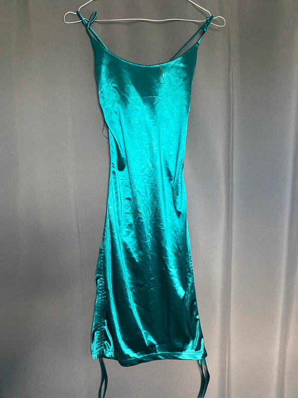 Robe verte en satin 4