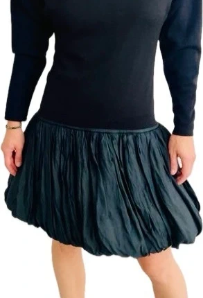 Robe Vintage Benetton 80’s noire arty exubérante - collector 80’s avec épaulettes et jupe ballon, marca: United Colors of Benetton, estado: Muito bom, tamanho: M / 38 / 10, €39.00, €41.65 inclui Proteção do Comprador