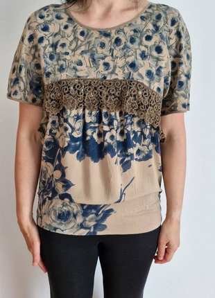 Blouse fleurie beige et bleue à dentelle marron, condizioni: Buone, taglia: M / IT 42 / EU 38, €5.00, €5.95 include la Protezione acquisti