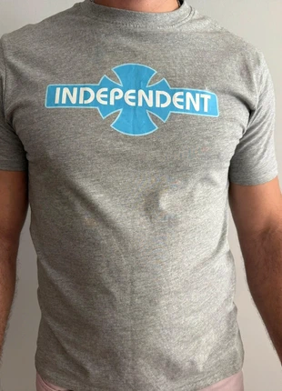 Camiseta con Cruz, marca: Independent Trucks, estado: Muy bueno, tamaño: M, 8,00 €, 9,10 € Protección al comprador incluida
