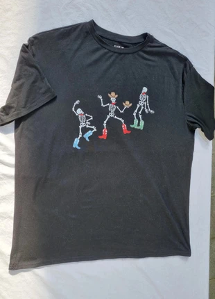 Maat M Shirt dansende skeletten - Shein, marque: Shein, état: Très bon état, taille: M, 1,50 €, 2,28 € Protection acheteurs incluse