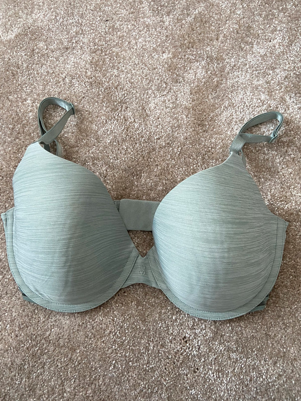 Victoria’s Secret bra , Size 34DDD equivalent to an