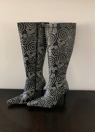 Zwarte laarsjes met wit borduursel, merk: Paloma Barcelo, staat: Heel goed, maat: 37, € 150,00, € 158,20 inclusief Kopersbescherming