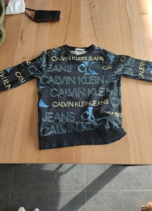 Blauwe trui met grote en kleine letters op, marque: Calvin Klein, état: Bon état, taille: 10 ans / 140 cm, 5,00 €, 5,95 € Protection acheteurs incluse