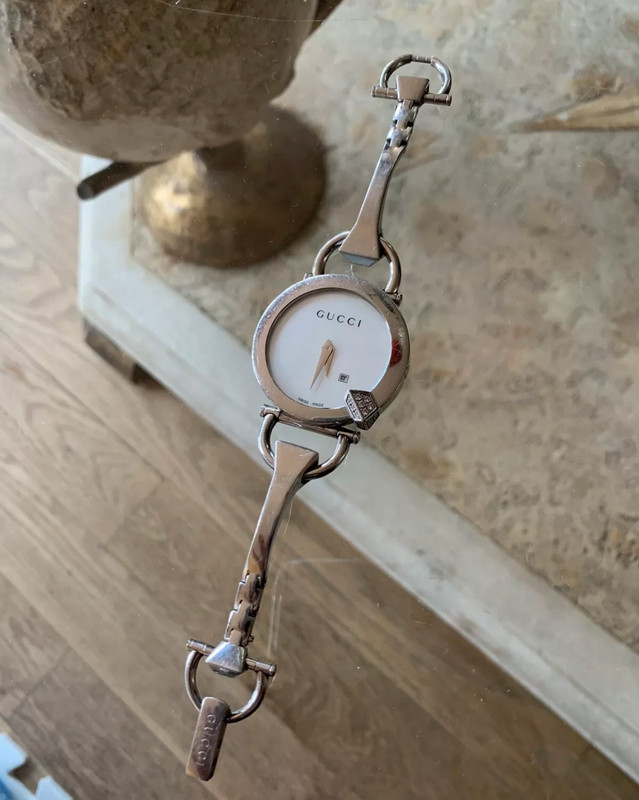 Gucci watch sale pearl face