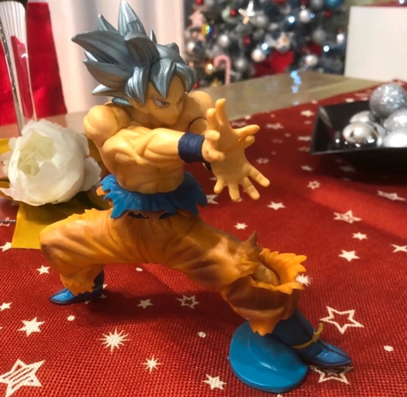 Action figure Goku Ultra Istinto Dragon Ball Super 1