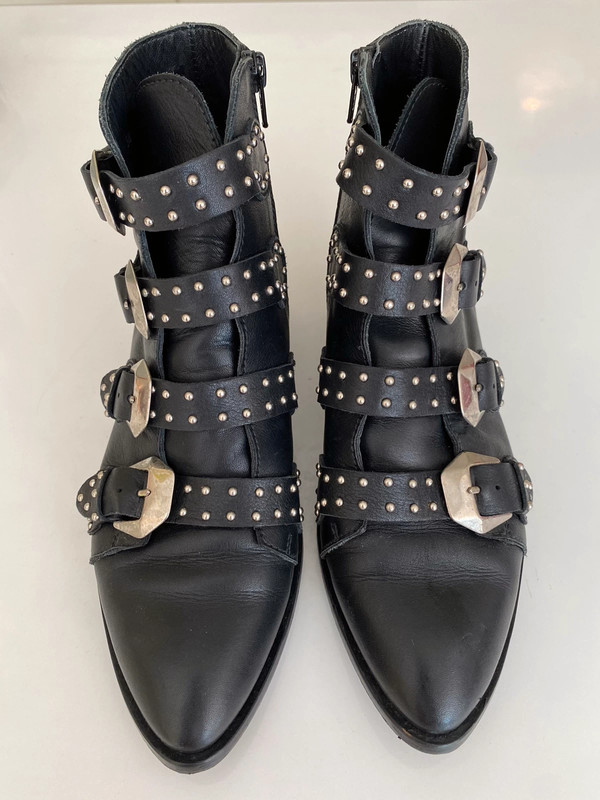 stapel reservering Namaak Korte zwarte enkel laarzen van Toral Shoes met gespen - Vinted