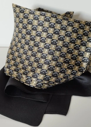 Echarpe 100% soie motif doré sur fond noir, marque: Silk, état: Très bon état, 15,00 €, 16,45 € Protection acheteurs (Pro) incluse