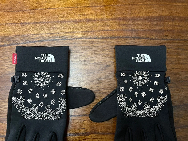 Supreme x The North Face Black Bandana Gloves