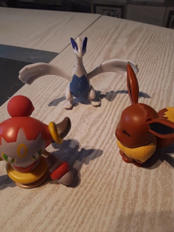 Lot figurines pokemon mcdo lugia ,evoli,hoopa