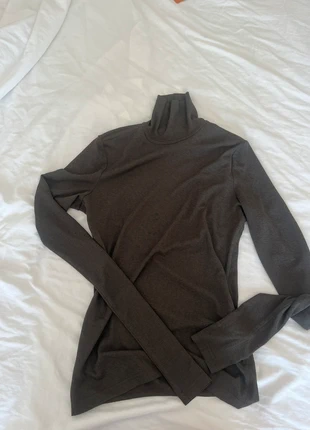 Maglia con cut out schiena Nanuska, brand: Nanushka, condizioni: Ottime, taglia: M / IT 42 / EU 38, €40.00, €42.70 include la Protezione acquisti