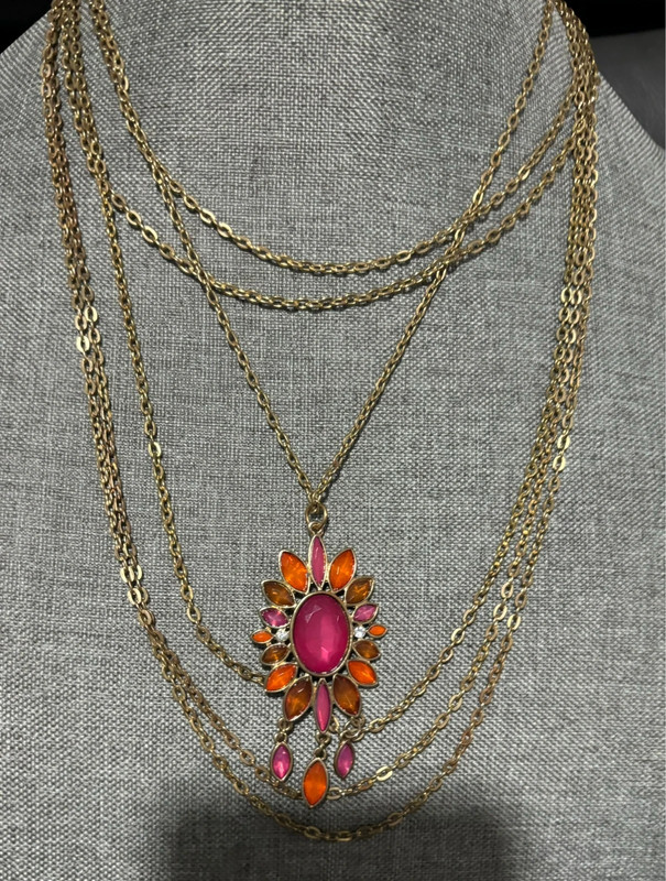 Sofia Vergara necklace 4