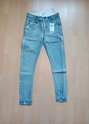 Jean slim bleu clair style minimaliste – créateur JNBY (neuf étiquette), marke: JNBY, zustand: Neu, mit Etikett, größe: S / 36 / 8, 18,00 €, 19,60 € inklusive Vinted-Käuferschutz