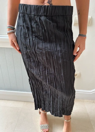 Wrinkled effect skirt, marque: Zara, état: Très bon état, taille: L / 40 / 12, 18,00 €, 19,60 € Protection acheteurs incluse