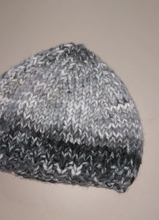 Gebreide, aansluitende muts acryl, merk: Hand Knitted, staat: Nieuw zonder prijskaartje, € 2,00, € 2,80 inclusief Kopersbescherming