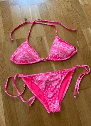 Maillot de bain 2 pièces rose motifs bandana, marque: Kiabi, état: Très bon état, taille: L / 40 / 12, 8,00 €, 9,10 € Protection acheteurs incluse
