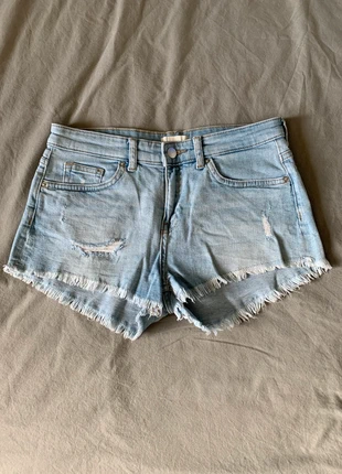 h&m light wash raw hem distressed shorts size eu 34, marke: H&M, zustand: Sehr gut, größe: XS / 34 / 6, 5,00 €, 5,95 € inklusive Vinted-Käuferschutz