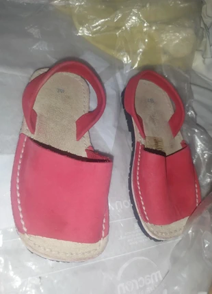 Menorquina 28 rojo, staat: Heel goed, maat: 28, € 6,00, € 7,00 inclusief Kopersbescherming