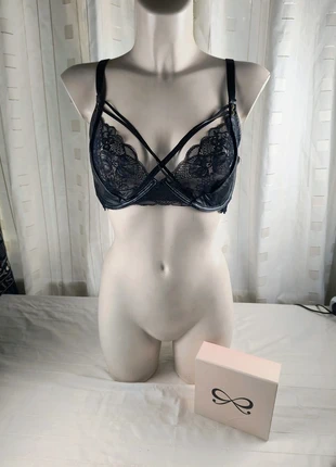 Hunkemöller soutien gorge noir 70E dentelle strappy, marca: Hunkemöller, estado: Nuevo con etiquetas, tamaño: 100E, 23,90 €, 25,80 € Protección al comprador Pro incluida