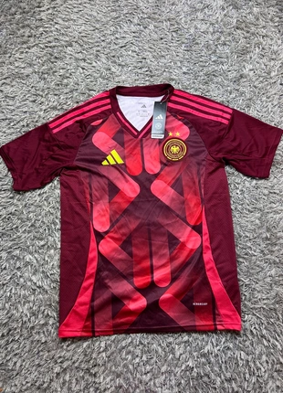 Maillot de foot Allemagne Adidas édition Euro 2025 rouge et jaune, marca: adidas, estado: Novo com etiquetas, tamanho: S, €25.00, €26.95 inclui Proteção do Comprador